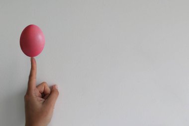 Parmak Beyaz W izole boyalı Paskalya Haşlanmış Yumurta tutan