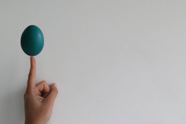 Parmak Beyaz W izole boyalı Paskalya Haşlanmış Yumurta tutan