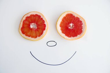 Bir Smile ile Oynak Greyfurt Dilim W bir işaretçi ile boğulmak