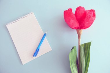 Boş Defter, Mavi Kalem ve Kırmızı Kağıt Çiçek bir Li izole