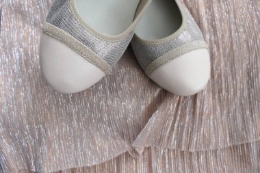 Pembe elbise arka planda pembe kadın düşük Ayakkabı