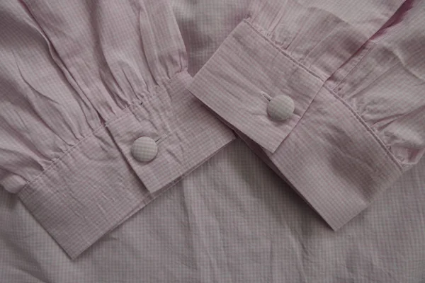 Rosa dam skjorta ärmar med knappar — Stockfoto