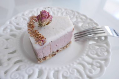 Gül Süslemeli Vegan Meyveli Kek Yemek