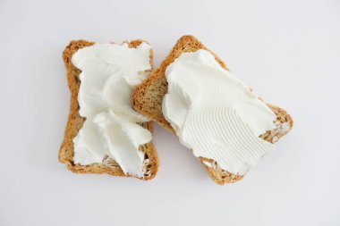 Beyaz Backgroun izole Krem Peynir ile İki Ekmek Tost