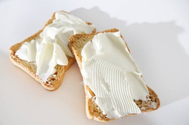 Beyaz Backgroun izole Krem Peynir ile İki Ekmek Tost