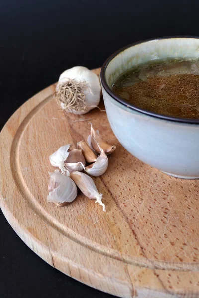 나무 판에 마늘을 곁들인 따뜻한 수제 렌즈콩 수프 — 스톡 사진
