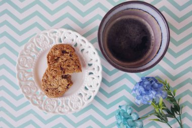 Beyaz ve Yeşil Zikzak Backg Üzerinde Caffee ile Tabakta Kurabiyeler