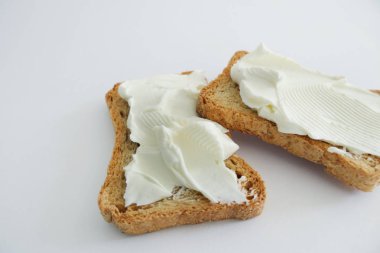 Beyaz Backgroun izole Krem Peynir ile İki Ekmek Tost
