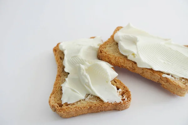Deux toasts au pain au fromage à la crème isolés sur un fond blanc — Photo