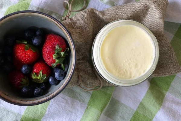 Домашний йогурт со свежей клубникой и черникой на Wo — стоковое фото