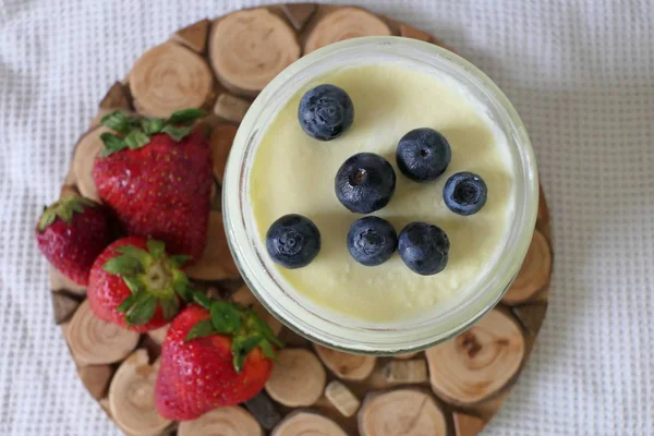 Hausgemachter Joghurt im Glas mit frischen Erdbeeren und Blaubeeren — Stockfoto