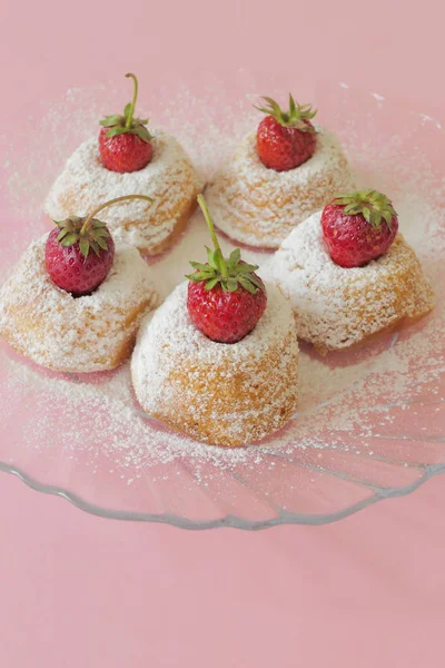 Mini Cakes met aardbeien geïsoleerd op een roze achtergrond — Stockfoto