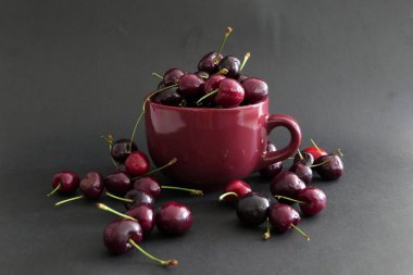 Siyah Arka Plan taze sulu Koyu Kırmızı Kiraz