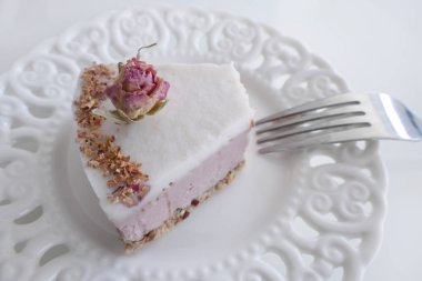 Gül Süslemeli Vegan Meyveli Kek Yemek