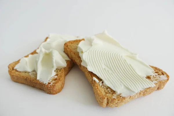 Deux toasts au pain au fromage à la crème isolés sur un fond blanc — Photo