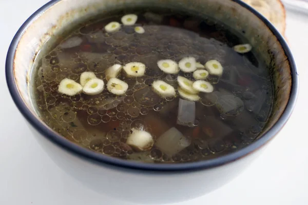 Теплий домашній суп з листя часнику та хліба ізольовані — стокове фото