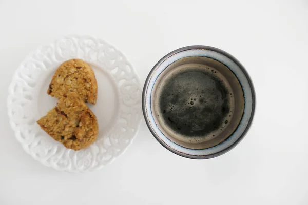 Csésze kávé és a cookie-k egy tányér izolált fehér Backgro — Stock Fotó
