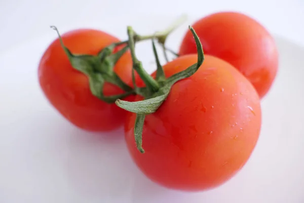흰 배경에 분리되어 있는 싱싱 한 버찌 토마토 — 스톡 사진