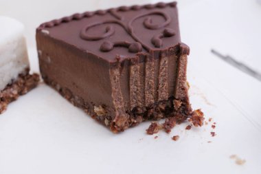 Dekorasyon ile Vegan Çikolatalı Kek Yeme