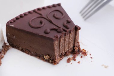 Dekorasyon ile Vegan Çikolatalı Kek Yeme