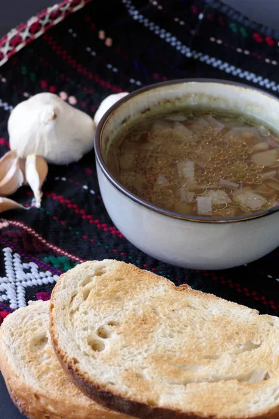 Sopa de lentilhas caseira quente com alho e fatias de pão em um Dar — Fotografia de Stock