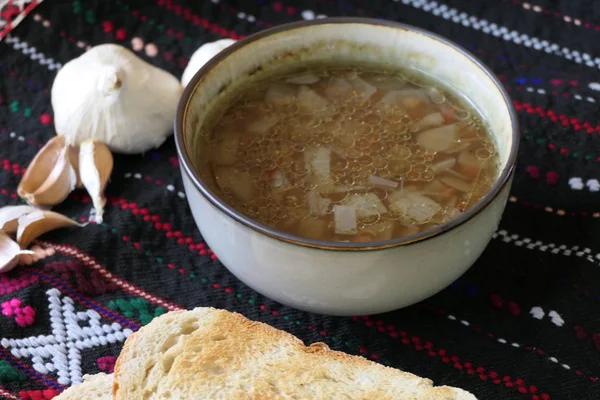 Sopa de lentilhas caseira quente com alho e fatias de pão em um Dar — Fotografia de Stock