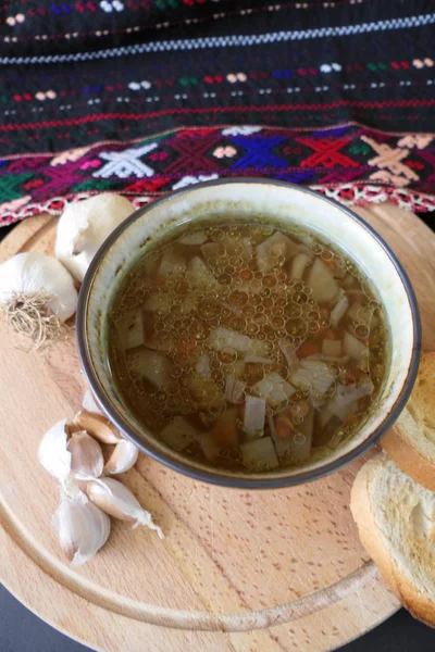 Теплый домашний чечевичный суп с чесноком и ломтиками хлеба на Даре — стоковое фото