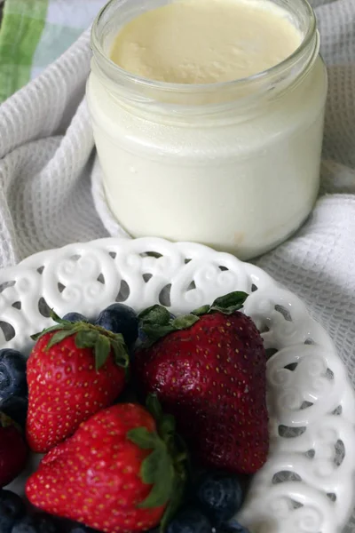 Homemade Yoghurt with Fresh Strawberries and Blueberries on a Wo — Stock Photo, Image