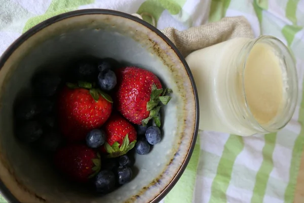 Hausgemachter Joghurt mit frischen Erdbeeren und Blaubeeren auf einem — Stockfoto