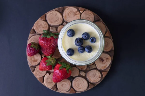 Домашний йогурт в банке со свежей клубникой и голубикой — стоковое фото