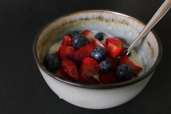 Yogur casero con fresas frescas y arándanos en un Wo — Foto de Stock