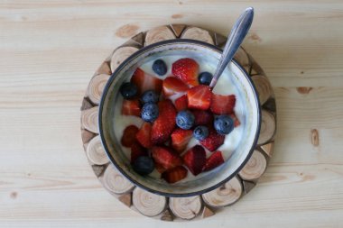 Taze Çilek ve Yaban Mersini ile Ev Yapımı Yoğurt Wo