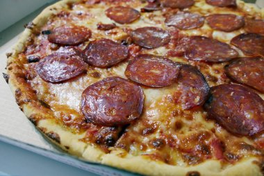 Salamlı Geleneksel İtalyan Pizzasının Yakın Görünümü