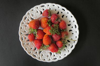 Bir Vintage Beyaz Plaka Bir Siyah Backgr izole Çilek