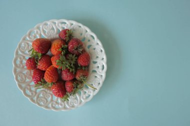 Açık Mavi izole Vintage Beyaz Plaka Çilek 