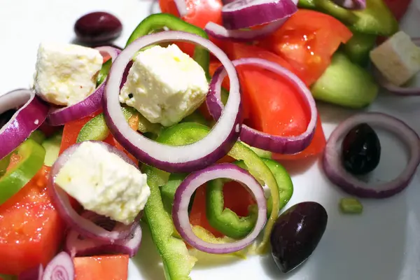 Frisk salat med tomater, ost, rødløg, oliven og Fetta - Stock-foto