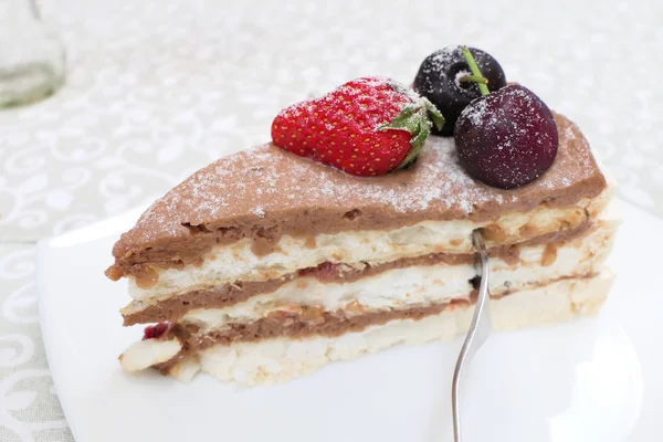 Pastel con fresa y morello en un restaurante — Foto de Stock