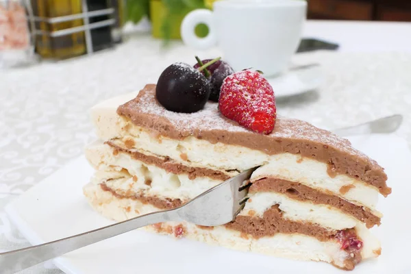 레스토랑에서 딸기와 모렐로를 곁들인 케이크 — 스톡 사진