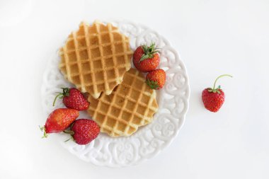 Beyaz Backgro izole bir Plaka Çilek ile Waffle