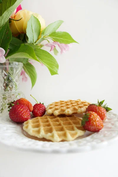 Gofres con Fresas en una Placa aislada sobre un Backgro Blanco — Foto de Stock