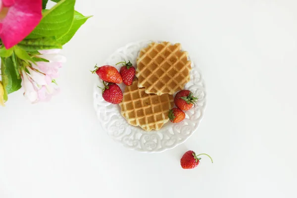 Gofres con Fresas en una Placa aislada sobre un Backgro Blanco — Foto de Stock