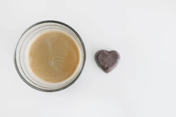 Kieliszek kawy i czekoladowy Bonbon w kształcie serca — Zdjęcie stockowe