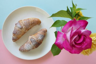 Beyaz Tabakta Ve Ros'lu Vazoda Lezzetli Fransız Kruvasanlar