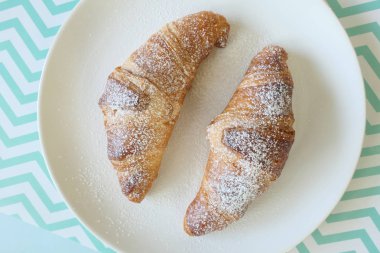 Beyaz Tabakta Leziz Fransız Kruvasanları Yeşil üzerine izole edilmiş