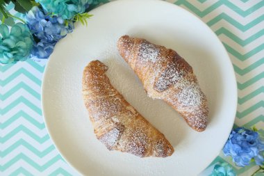 Beyaz Tabakta Leziz Fransız Kruvasanları Yeşil üzerine izole edilmiş