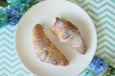 Beyaz Tabakta Leziz Fransız Kruvasanları Yeşil üzerine izole edilmiş