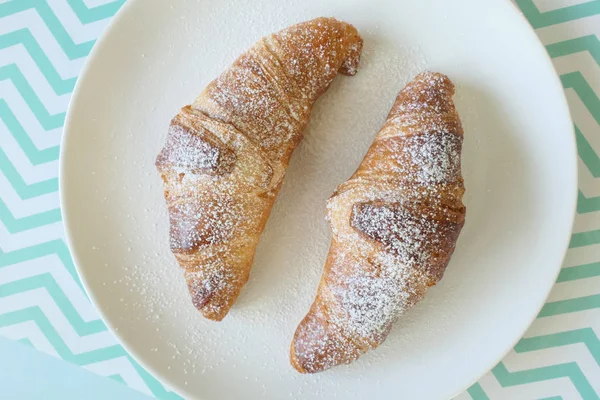Beyaz Tabakta Leziz Fransız Kruvasanları Yeşil üzerine izole edilmiş