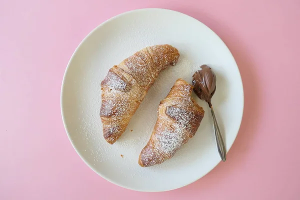 Heerlijke Franse croissants en chocolade in een witte plaat op een — Stockfoto