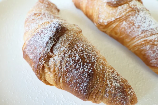 Délicieux croissants français et dans une assiette blanche — Photo