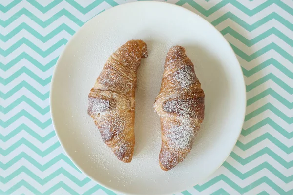 Beyaz Tabakta Leziz Fransız Kruvasanları Yeşil üzerine izole edilmiş